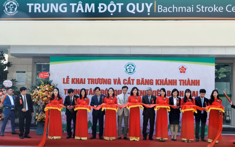 Các đại biểu cắt băng khai trương, chính thức đưa Trung tâm Đột quỵ vào hoạt động.
