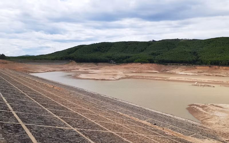 Tại hồ chứa nước Đá Mài ở huyện Cam Lộ, tỉnh Quảng Trị, lượng nước cạn kiệt, chỉ còn hơn 9%.