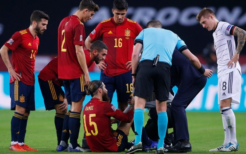 Chấn thương gân kheo trong trận Tây Ban Nha hạ Đức 6-0 hôm 18-11 khiến Sergio Ramos không thể thi đấu ba trận tiếp theo khi trở lại Real Madrid. (Ảnh: Getty Images) Cơn ác mộng mang tên chấn thương -0