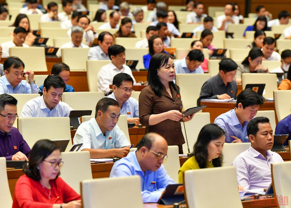Đại biểu Nguyễn Thị Mai Hoa phát biểu. (Ảnh: KHOA NGUYÊN) Mở rộng đối tượng khen thưởng, tạo động lực cống hiến cho nghệ sĩ trong các lĩnh vực nghệ thuật -0