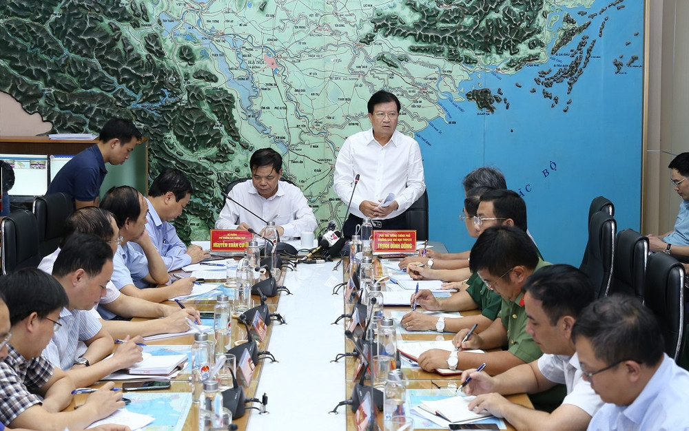 Cuộc họp ứng phó áp thấp nhiệt đới mạnh lên thành bão sáng 1-8.