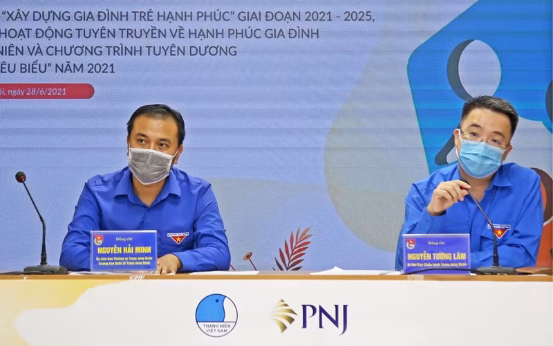 Đồng chí Nguyễn Tường Lâm (bên phải) cung cấp thông tin về Chương trình tuyên dương “Gia đình trẻ tiêu biểu” năm 2021.