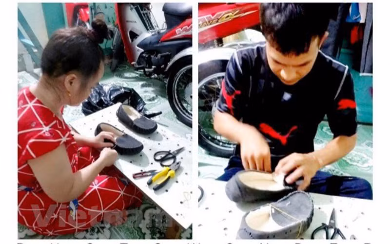 Gia đình anh Huỳnh Chương sau giờ làm việc ở công ty phải làm thêm nhiều nghề để trang trải cuộc sống.