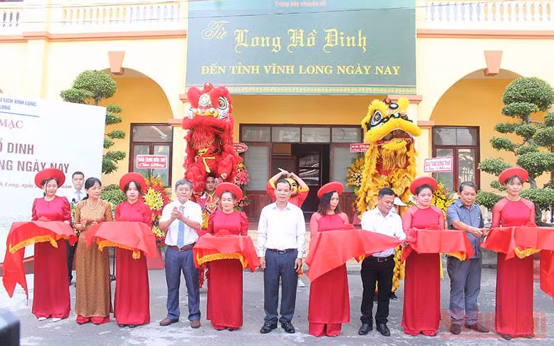 Cắt băng khai mạc triển lãm chuyên đề “Từ Long Hồ dinh đến tỉnh Vĩnh Long ngày nay”. 