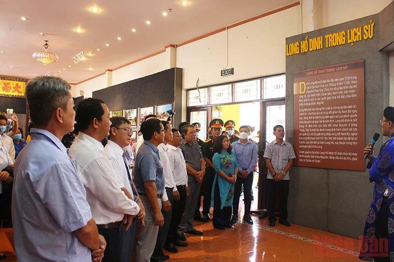 Đại biểu tham quan triển lãm. Trưng bày hơn 200 tư liệu “Từ Long Hồ dinh đến tỉnh Vĩnh Long ngày nay” -0