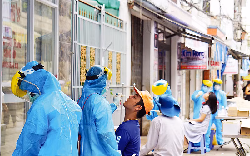 Lấy mẫu xét nghiệm SarS-CoV-2 diện rộng cho người dân Đà Nẵng. Ảnh ANH ĐÀO.