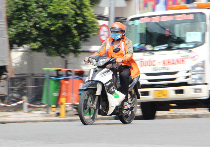 Lái xe công nghệ hoạt động tại TP Thủ Đức sáng 31/8. (Ảnh: QUANG QUÝ) TP Hồ Chí Minh: Bất cập trong ngày đầu cho shipper hoạt động -0