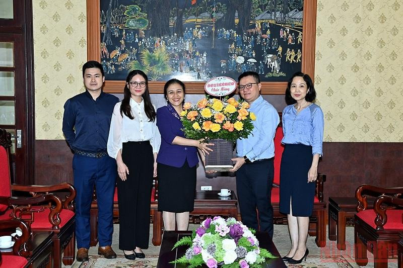 Chủ tịch Liên hiệp các tổ chức hữu nghị Việt Nam Nguyễn Phương Nga tặng hoa chúc mừng Báo Nhân Dân nhân dịp kỷ niệm Ngày Báo chí cách mạng Việt Nam. (Ảnh: ĐĂNG KHOA) Liên hiệp các tổ chức hữu nghị Việt Nam thăm, chúc mừng Báo Nhân Dân nhân ngày 21-6 -0