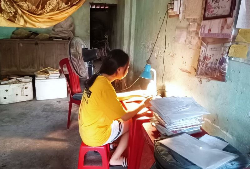 Góc học tập của cô bé nghèo mồ côi cha Trần Thị An. Hỗ trợ nữ sinh nghèo hiếu học vào giảng đường đại học -0