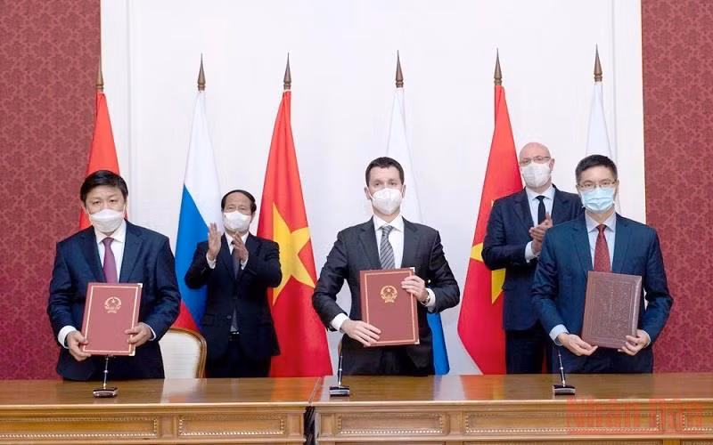 Công ty VABIOTECH và Tập đoàn SOVICO ký thỏa thuận hợp tác với Quỹ Đầu tư Trực tiếp của Liên bang Nga (RDIF). (Ảnh: TUẤN ANH)