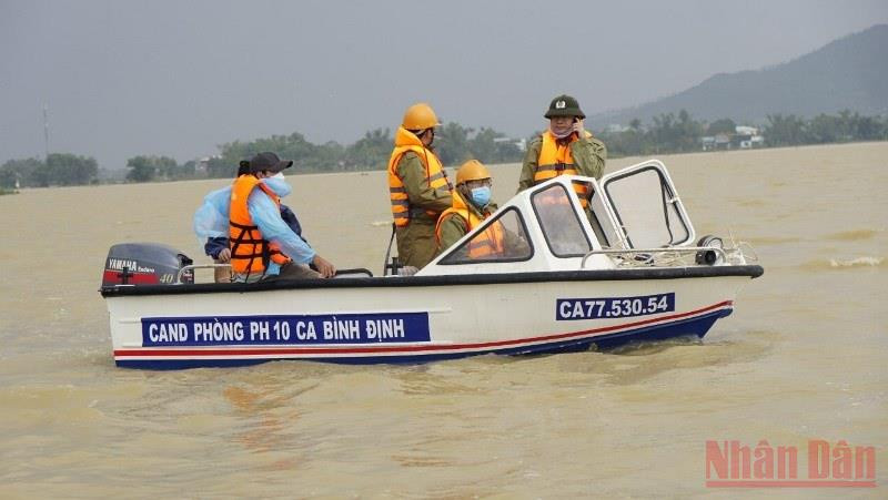 Lực lượng chức năng tỉnh Bình Định hỗ trợ người dân khắc phục hậu quả mưa lũ. anh2-1638354488866.jpg
