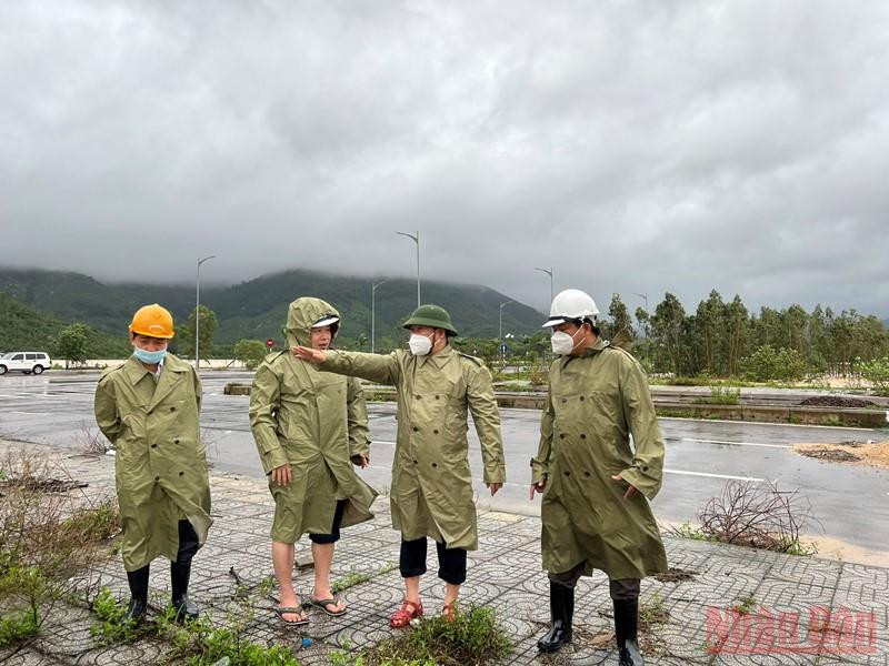 Chủ tịch UBND tỉnh Bình Định Nguyễn Phi Long kiểm tra công tác phòng, chống thiên tai ở huyện Tuy Phước, tỉnh Bình Định. Bình Định khẩn trương khắc phục hậu quả mưa lũ -0