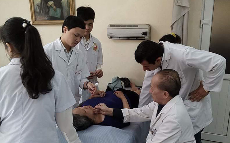 Nhiều người bệnh khóc nức nở khi được thầy chữa khỏi bệnh sau châm cứu. GS Tài Thu và những cống hiến cho ngành châm cứu nước nhà -0