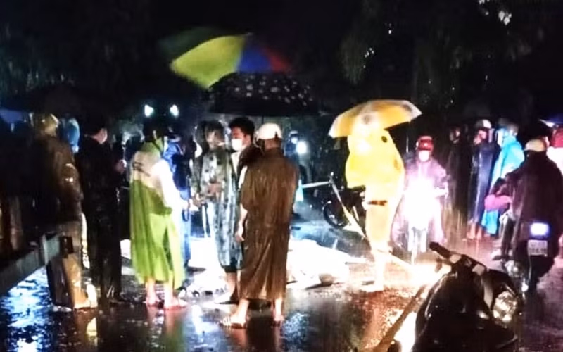 Ngay sau khi vụ tai nạn xảy ra, các cơ quan chức năng huyện Krông Ana có mặt kịp thời xử lý hiện trường vụ tai nạn.