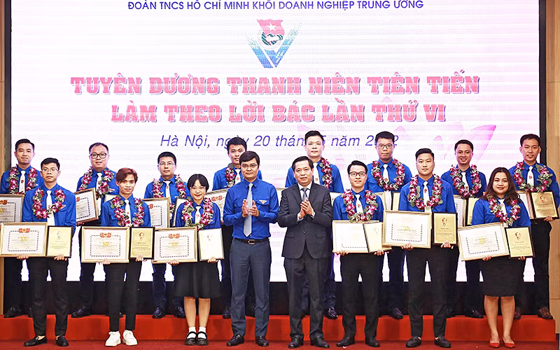 Các đồng chí Nguyễn Long Hải, Bùi Quang Huy (thứ 4 và 5 từ phải qua trong ảnh) trao chứng nhận tặng các thanh niên tiên tiến làm theo lời Bác của Khối Doanh nghiệp Trung ương.