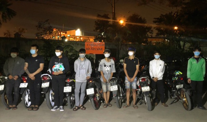 Tám đối tượng tham gia đua xe trái phép bị tạm giữ.