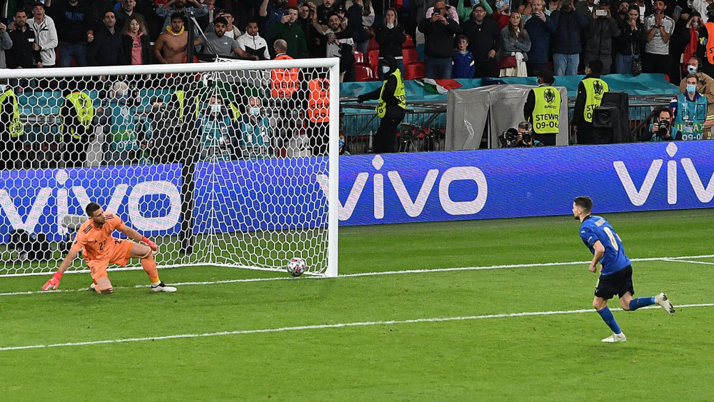 Jorginho thực hiện thành công quả luân lưu quyết định. (Ảnh: Getty Images) Thắng kịch tính luân lưu, Italia vào chung kết EURO 2020 -0