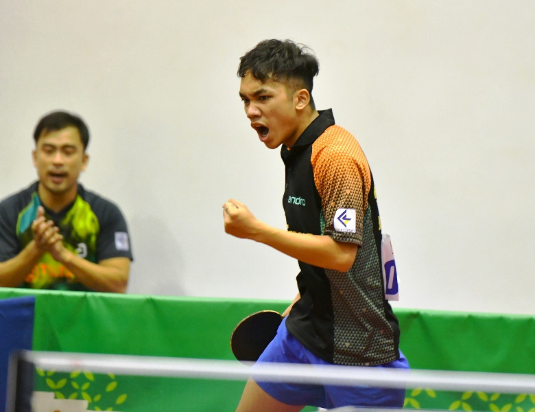 Tay vợt trẻ Đinh Anh Hoàng (CLB BB T&T 1) cùng đồng đội đã xuất sắc vượt qua Hà Nội 1 để bước vào trận chung kết đồng đội nam. Mãn nhãn với các cặp đấu ở bán kết đồng đội nam, nữ -3