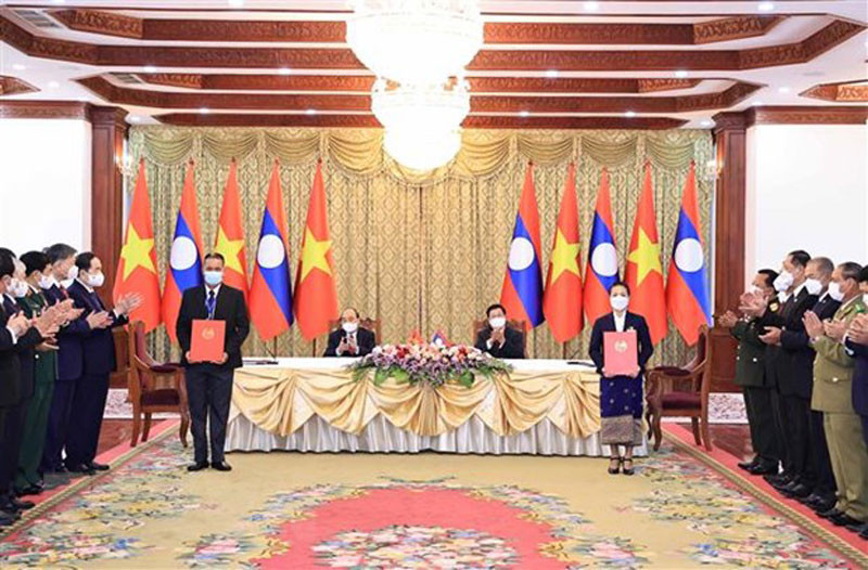 Chủ tịch nước Nguyễn Xuân Phúc và Tổng Bí thư, Chủ tịch nước Lào Thongloun Sisoulith doanh nghiệp hai nước ký kết các văn kiện hợp tác. (Ảnh: TTXVN) Chủ tịch nước kết thúc tốt đẹp chuyến thăm hữu nghị chính thức Lào -0