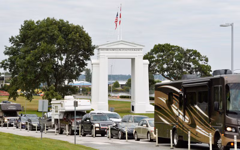 Du khách xếp hàng dài để vào Canada tại cửa khẩu biên giới Peace Arch ở Surrey, British Columbia, Canada ngày 9/8/2021. (Ảnh: REUTERS)