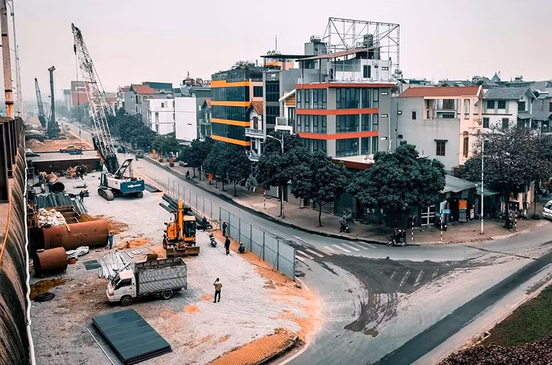Công trình xây dựng cầu Vĩnh Tuy giai đoạn hai. (Ảnh: ĐÔNG BẮC)