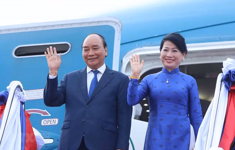 Lễ tiễn Chủ tịch nước Nguyên Xuân Phúc và Phu nhân tại Sân bay quốc tế Wattay. (Ảnh: TTXVN)