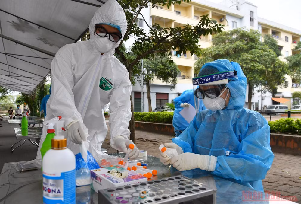 Xét nghiệm Covid-19 cho người dân xã Kim Chung -3