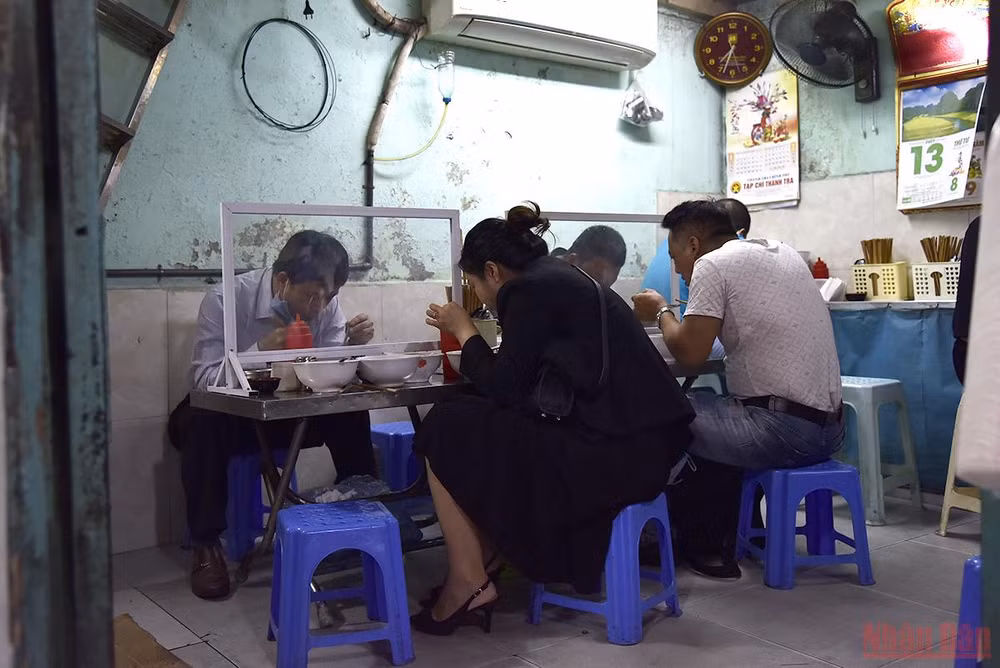 Quán phở, cafe Hà Nội mở cửa đón khách trở lại sau thời gian dài giãn cách -0