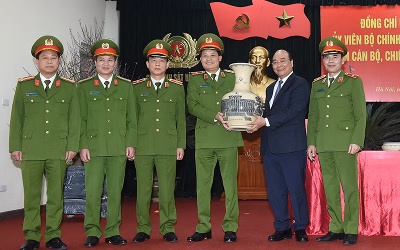 Thủ tướng Nguyễn Xuân Phúc thăm, chúc Tết lực lượng Cảnh sát hình sự.