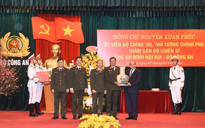 Thủ tướng Nguyễn Xuân Phúc thăm, chúc Tết một số đơn vị thuộc Bộ Công an -0