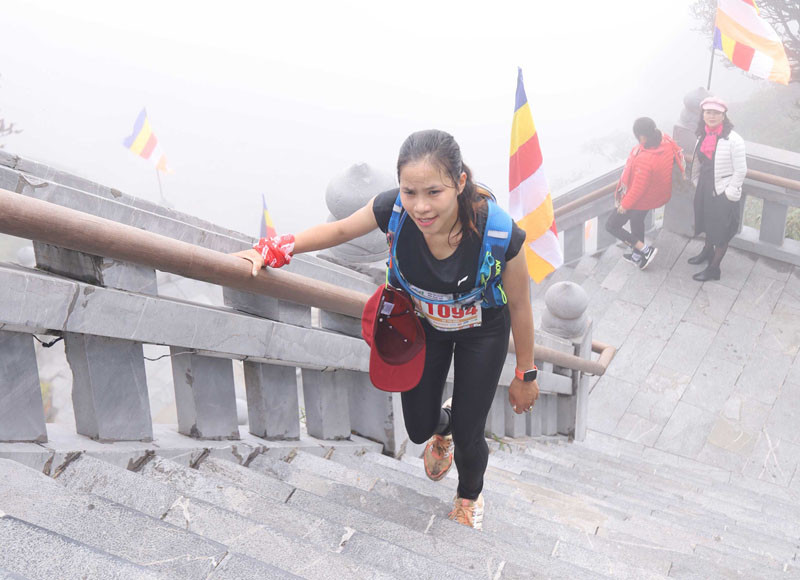 Chị Hậu trong những bước cuối cùng về đích. Vượt núi Fansipan, không chỉ là giải chạy -0