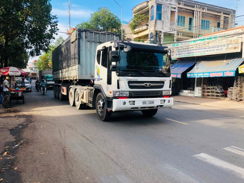 Xe tải hạng nặng lưu thông dày đặc trên đường Bùi Hữu Nghĩa. Nỗi kinh hoàng từ xe container, xe tải trên tuyến nối Đồng Nai - Bình Dương -0