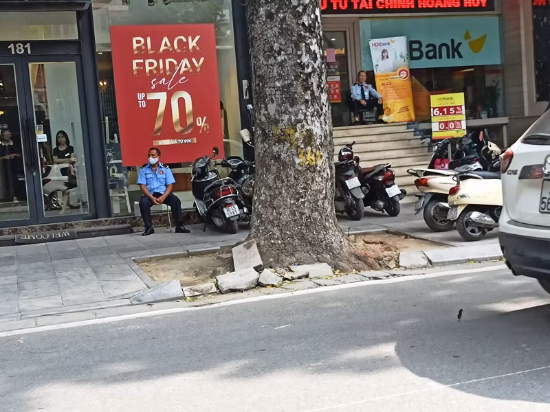  Mặc dù giảm giá đến 70% nhưng cửa hàng vẫn vắng khách.