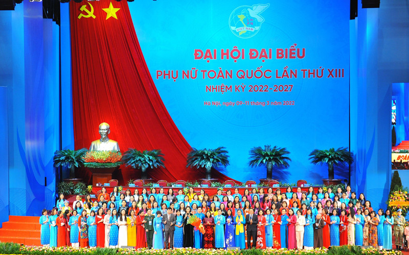 Ban Chấp hành Trung ương Hội Liên hiệp Phụ nữ Việt Nam khóa XIII ra mắt Đại hội. (Ảnh: TTXVN)