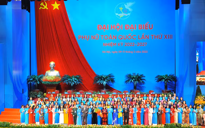 Ban Chấp hành Trung ương Hội Liên hiệp Phụ nữ Việt Nam khóa XIII ra mắt Đại hội. (Ảnh: TTXVN)