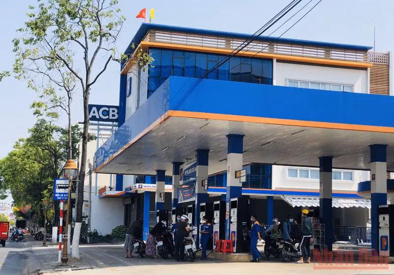 Nhiều cửa hàng xăng dầu tại Bạc Liêu khắc phục mọi khó khăn, luôn mở cửa hoạt động phục vụ khách hàng. (Ảnh chụp trưa 11/3)