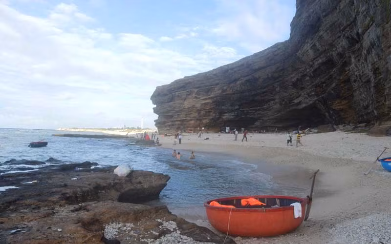 Du lịch biển, đảo là dòng sản phẩm du lịch chủ đạo của tỉnh Quảng Ngãi từ nay đến năm 2030. 