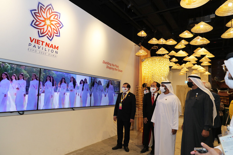 Các đại biểu UAE thăm quan Nhà Triển lãm Việt Nam sau Lễ khai mạc Ngày Quốc gia Việt Nam Ngày Quốc gia Việt Nam tại EXPO 2020 Dubai: Sự kiện đưa hình ảnh Việt Nam tới gần thế giới -0