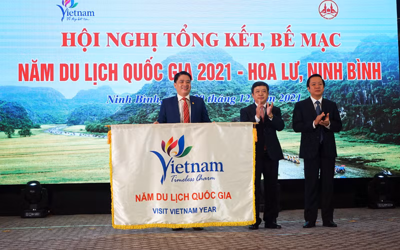 Màn trao cờ cho tỉnh Quảng Nam đăng cai tổ chức Năm du lịch quốc gia 2022.