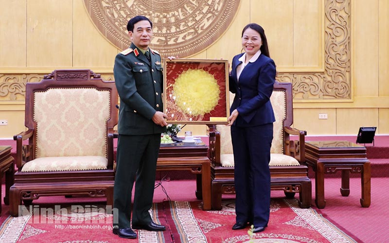 Đồng chí Bí thư Tỉnh ủy Nguyễn Thị Thu Hà trao tặng đồng chí Bộ trưởng Bộ Quốc phòng Phan Văn Giang bức tranh lá Bồ đề- sản phẩm du lịch đặc sắc của tỉnh Ninh Bình. (Ảnh Báo Ninh Bình). Hoạt động của lãnh đạo Đảng, Nhà nước -0
