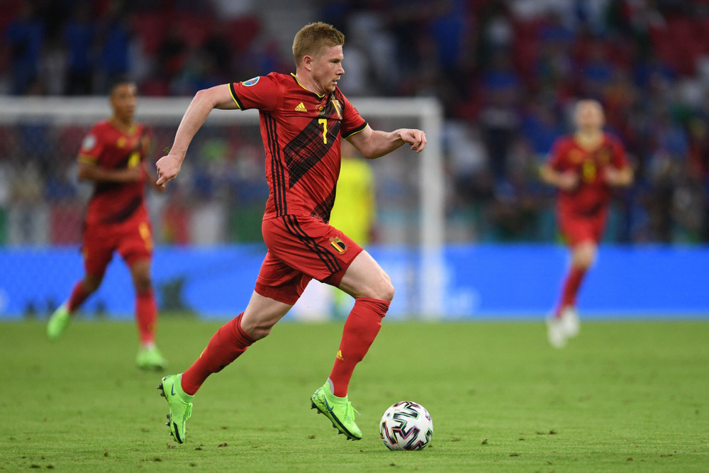 Vắng Eden Hazard, Bỉ chỉ có thể trông đợi vào các ngôi sao trên hàng công là De Bruyne và Lukaku. Song trong ngày vừa trở lại sau chấn thương sau trận thắng Bồ Đào Nha ở vòng 1/8, De Bruyne cũng không thể đáp ứng được sự kỳ vọng khi thể trạng ít nhiều vẫn chưa thực sự hồi phục. (Ảnh: UEFA) Cận cảnh Italia loại Bỉ đoạt vé vào bán kết Euro 2020 -0
