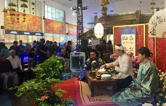 Trình diễn nghệ thuật pha trà và giới thiệu các nét văn hóa trong Tết Đoan Ngọ ở Hoàng thành Thăng Long.