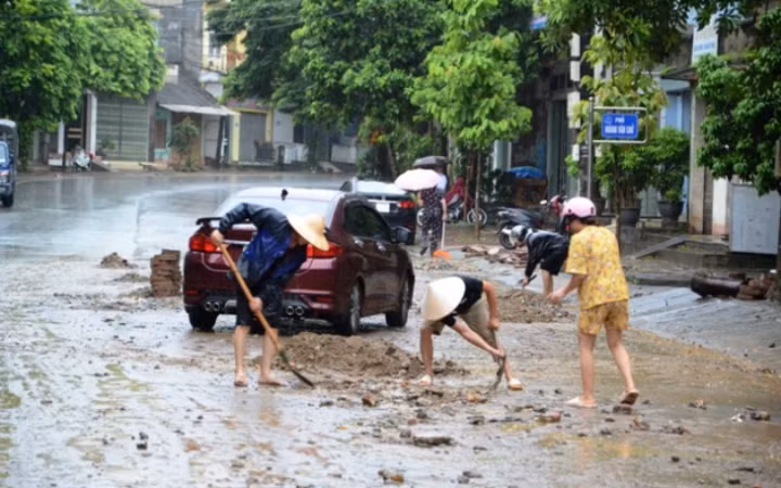 Mưa lớn gây ngập úng nặng ở TP Lào Cai -0