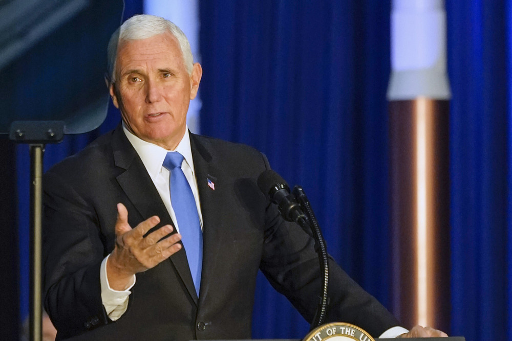 Phó Tổng thống Mỹ Mike Pence phát biểu trong cuộc họp lần thứ tám của Hội đồng Vũ trụ quốc gia Mỹ tại Trung tâm Vũ trụ Kennedy. Ảnh: AP. 18 phi hành gia được NASA huấn luyện để hạ cánh trên mặt trăng -0