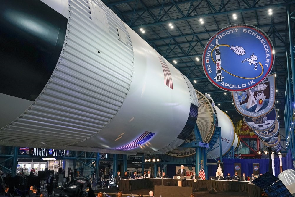 Cuộc họp diễn ra ngay dưới một trong ba tên lửa mặt trăng Saturn V. Ảnh: AP. 18 phi hành gia được NASA huấn luyện để hạ cánh trên mặt trăng -0