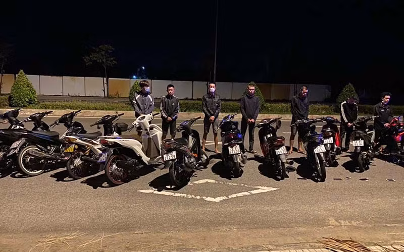 Các đối tượng đua xe trái phép.