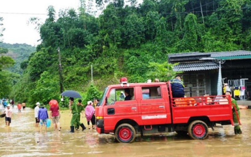 Lực lượng cứu hộ của Công an Lào Cai đưa người dân và tài sản ra khỏi vùng ngập úng nguy hiểm. Sạt lở đất gây tắc đường lên Sa Pa -0
