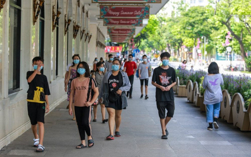  Từ ngày 30-4, người dân Thủ đô bắt buộc phải đeo khẩu trang khi đi đến nơi công cộng để phòng, chống dịch Covid-19.