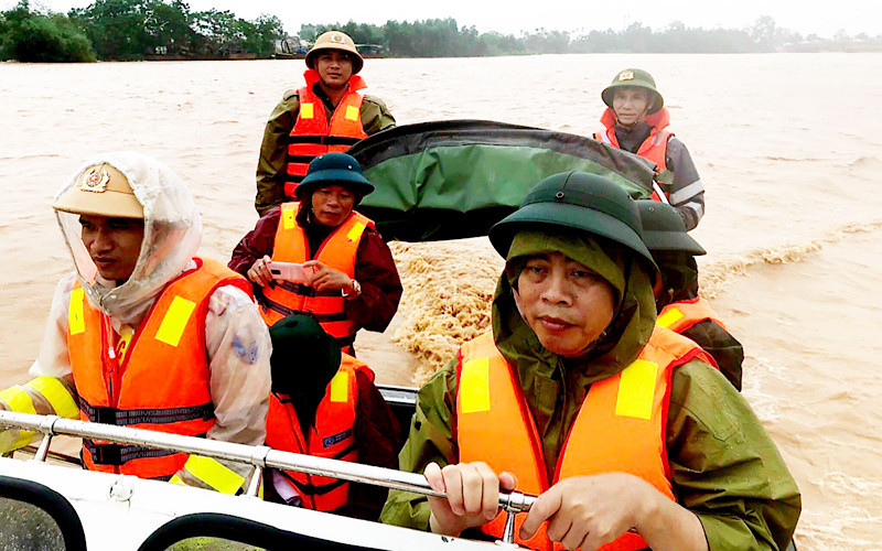 Phó Bí thư Thường trực Tỉnh ủy Quảng Trị Nguyễn Đăng Quang vượt lũ đến thăm người dân huyện Triệu Phong Quảng Trị sạt lở đất vùi lấp hai gia đình, mới tìm thấy ba thi thể -0