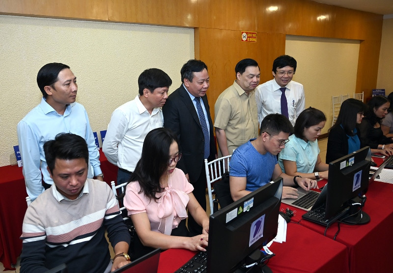 Lãnh đạo Ban Tuyên giáo T.Ư, Hội Nhà báo Việt Nam, Ban Tuyên giáo Thành ủy Hà Nội cùng các đại biểu tham quan Trung tâm Báo chí đại hội. Khai trương Trung tâm Báo chí phục vụ Đại hội Đảng bộ TP Hà Nội lần thứ 17 -0